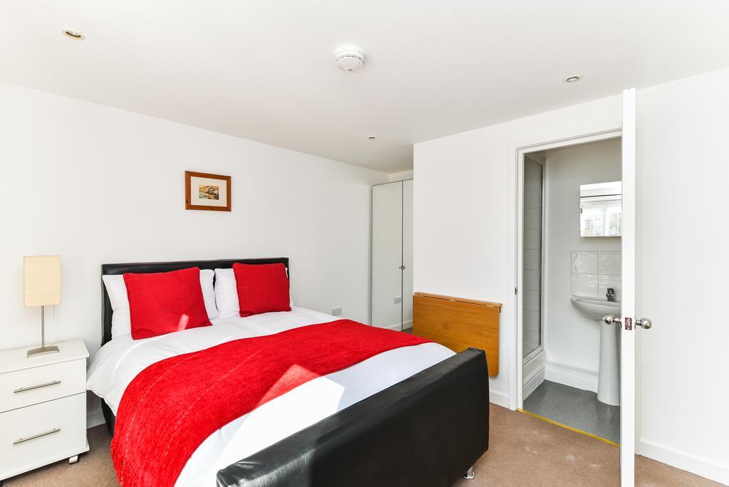 Riverbank Stay London Bagian luar foto