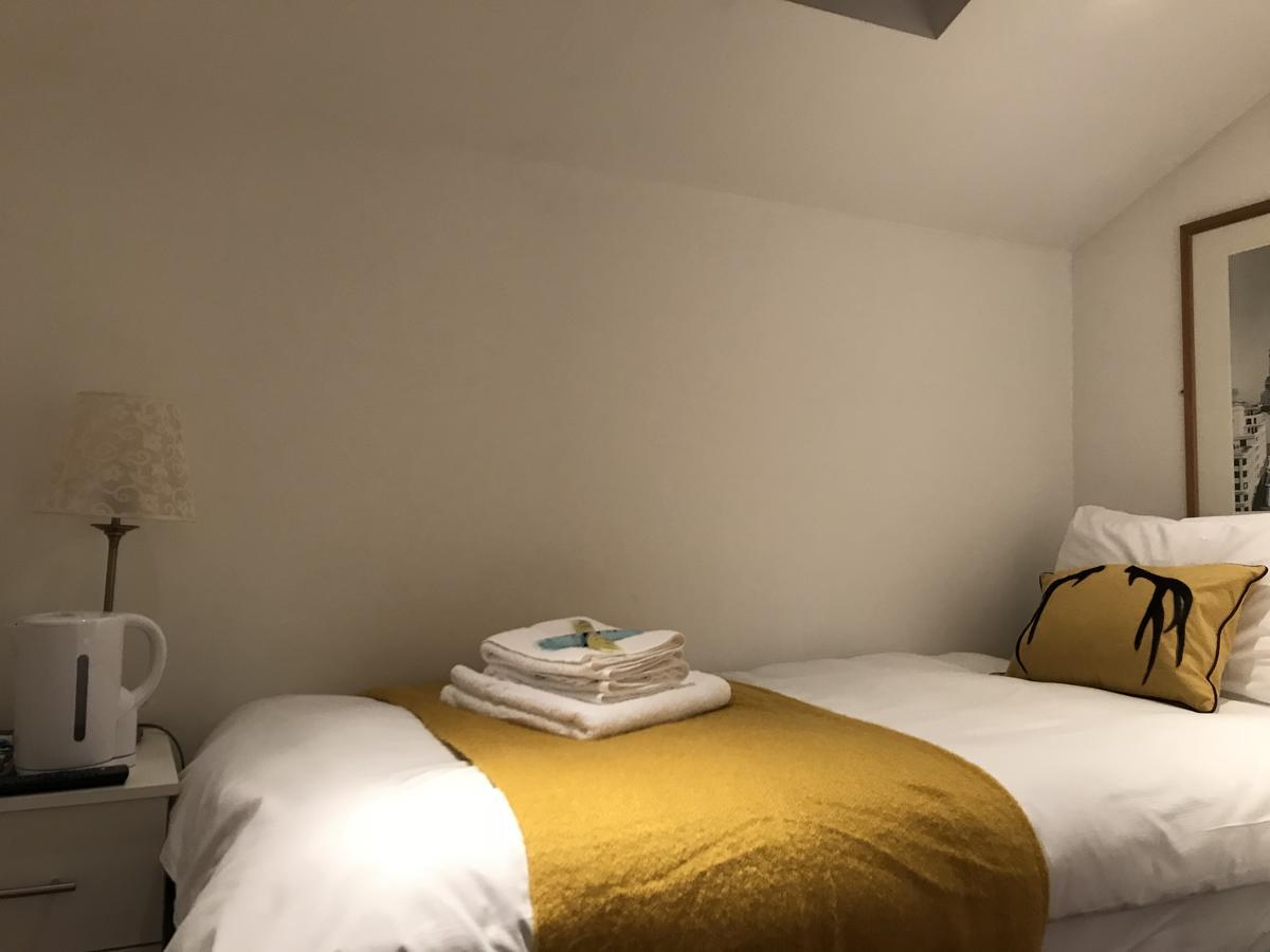 Riverbank Stay London Bagian luar foto
